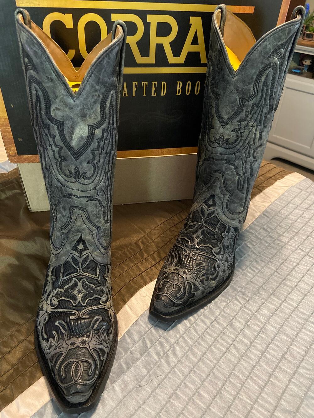 Corral Men's cowboy MN Black Alligator inlay & embroidery boots size 10